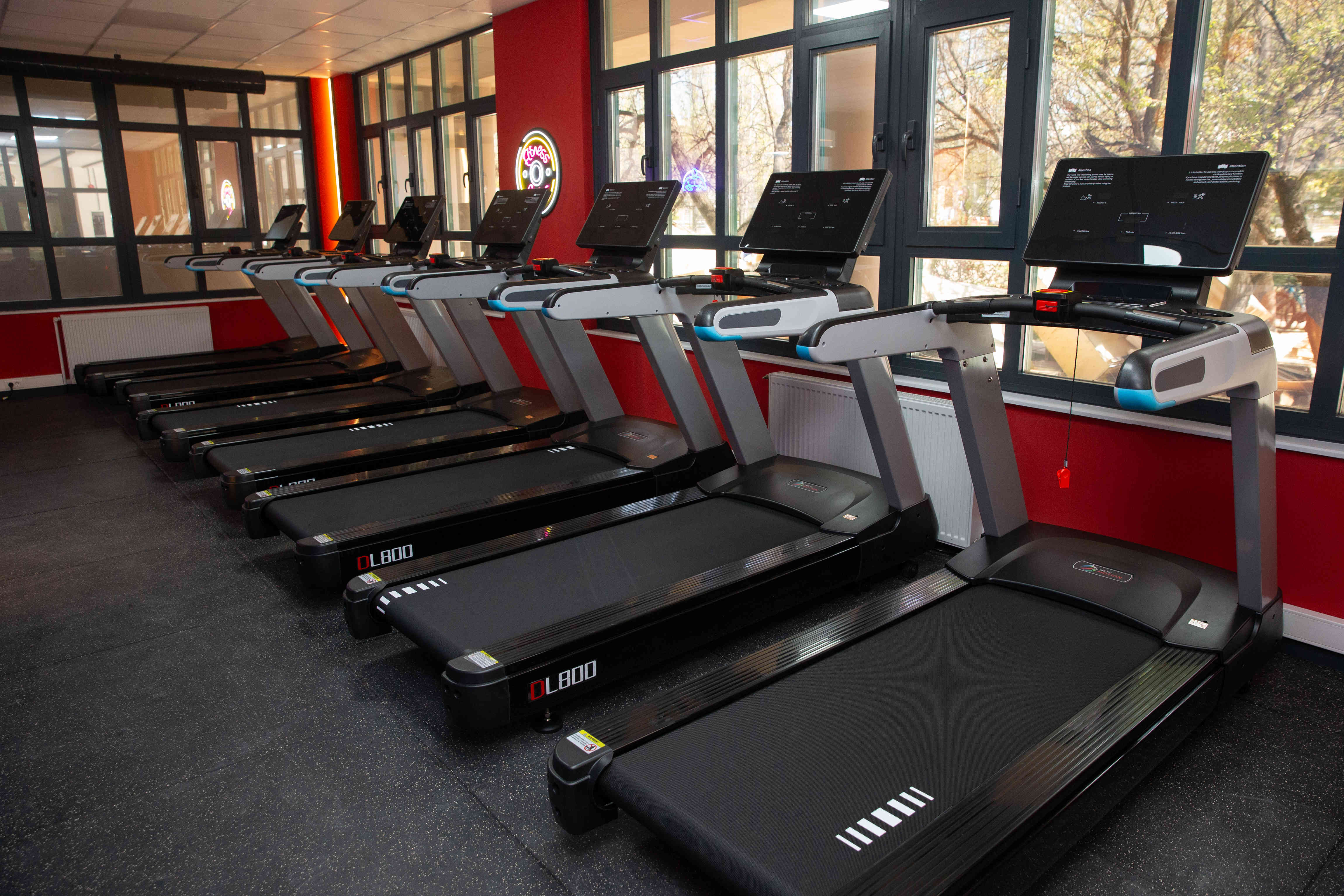 Panoramik ODTÜ manzaralı koşu stüdyomuzda akşam seansı; zihin-beden bütünlüğünün adresi.