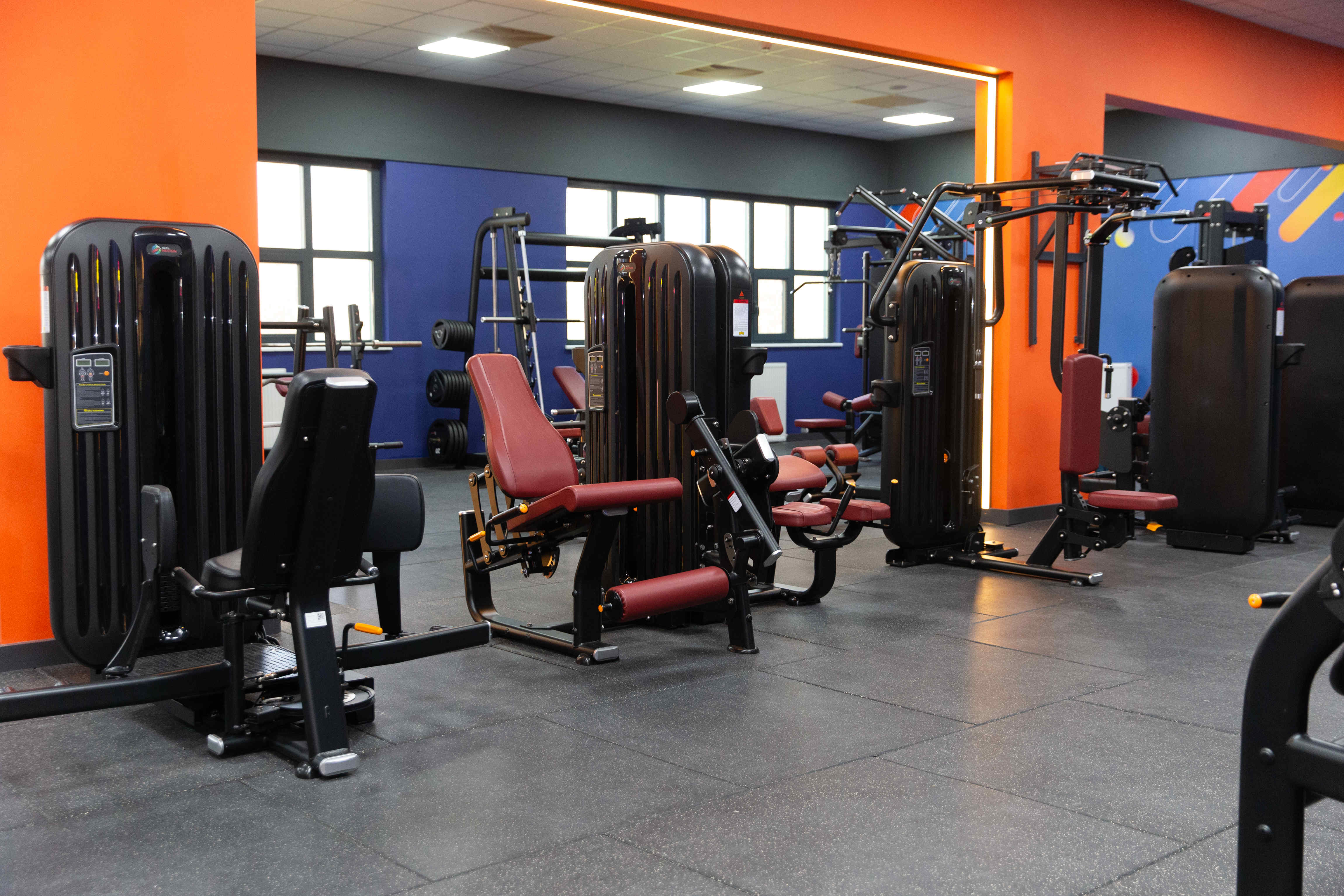 Yeni nesil fitness makineleriyle donatılmış bu alanda hem başlangıç seviyesindeki sporcular hem de ileri düzey kullanıcılar için ideal bir antrenman deneyimi sunuluyor.